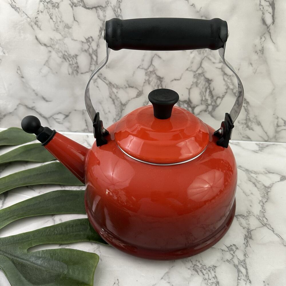Le Creuset Whistling Tea Kettle Enamel on Steel Cerise Red Ombre Pot 1.6 L